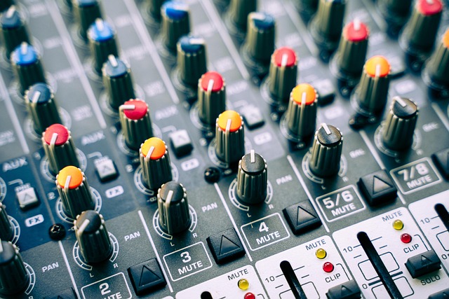 clip video di studio con metronomo e mani sulla tastiera